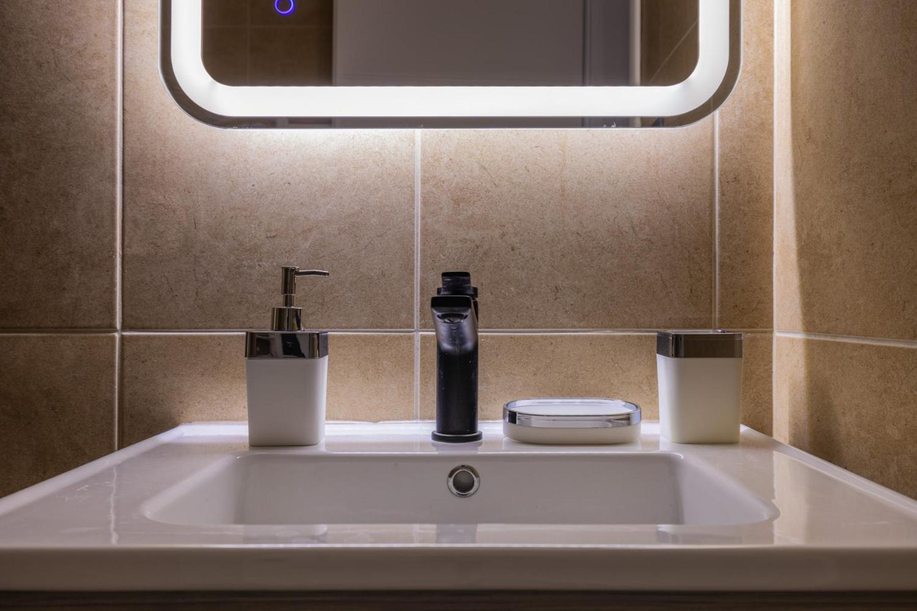 Luxury Central Apartment 2 ซานธี ภายนอก รูปภาพ